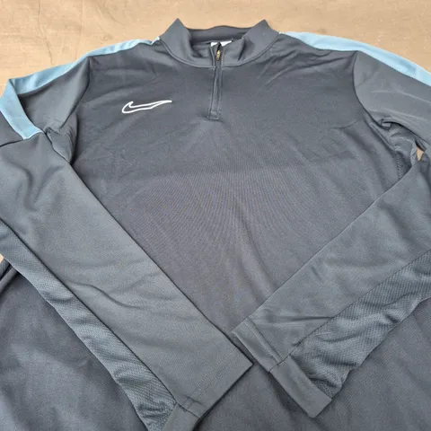 NIKE 1/4 ZIP LONG SLEEVE TOP - SIZE M