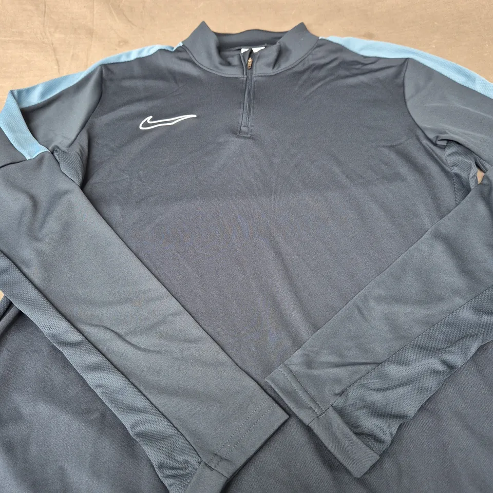 NIKE 1/4 ZIP LONG SLEEVE TOP - SIZE M