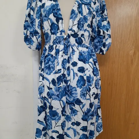 ABERCROMBIE & FITCH FLORAL DESIGN V-NECK DRESS IN BLUE/WHITE - XL