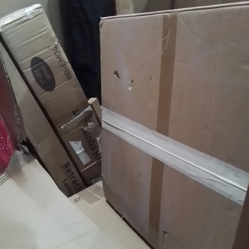 PALLET OF ASSORTED HOUSEHOLD GOODS AND PRODUCTS TO INCLUDE; KITCHEN MIXER TAP, SUITCASE, RETRACTABLE GATE ETC