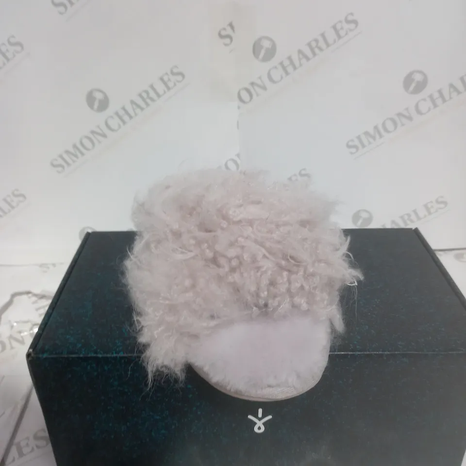 EMU AUSTRALIA MAYBERRY CURLY SLIDERS - SIZE 7 