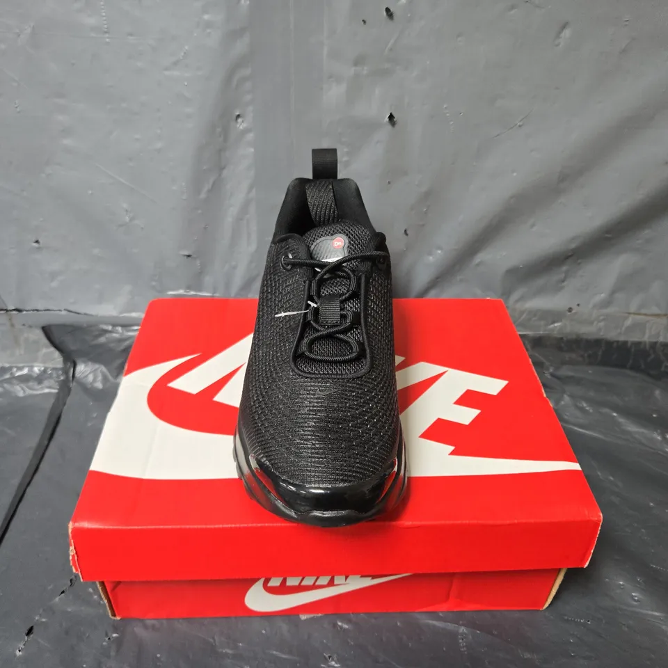 BOXED PAIR OF NIKE AIR MAX DN KIDS TRAINERS IN BLACK - UK 13