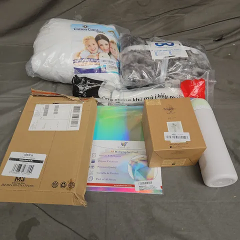 BOX OF APPROXIMATELY 15 ASSORTED HOUSEHOLD ITEMS TO INCLUDE - THROW BLANKET - OWALA FREESIP BOTTLE - WATERPROOF MATTRESS PROTECTOR - ETC - COLLECTION ONLY