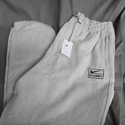 NIKE STUSSY JOGGERS IN GREY - XL