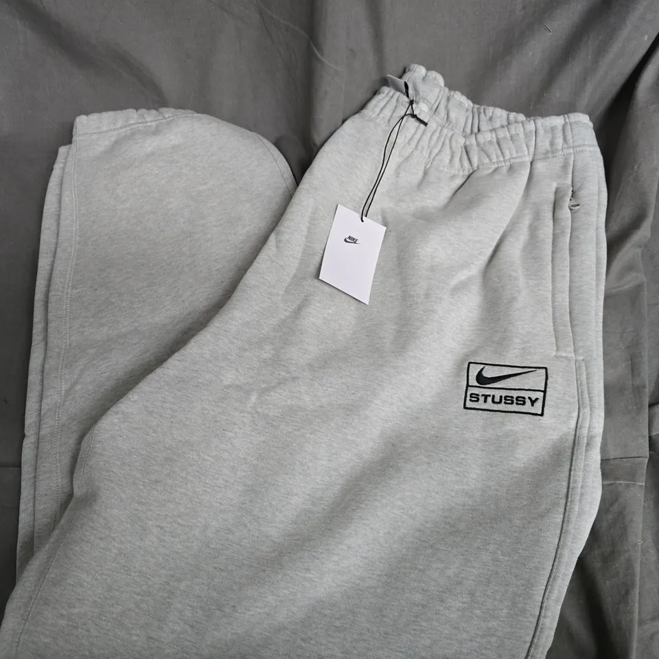 NIKE STUSSY JOGGERS IN GREY - XL