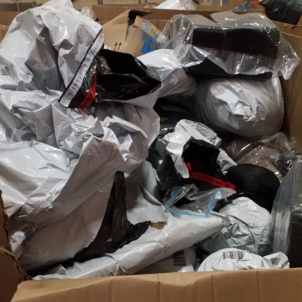 PALLET CONTAINING ASSORTED PILLOWS & CUSHIONS