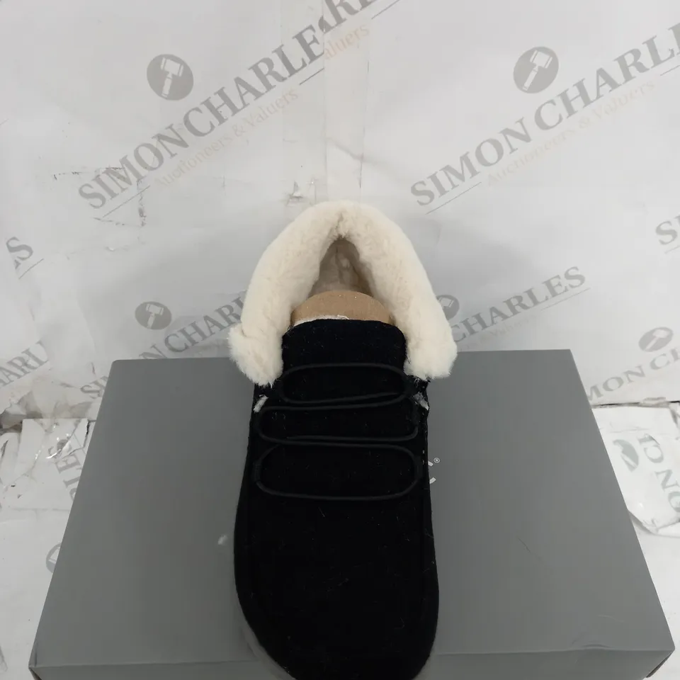 BOXED VIONIC BELIEVE SLIPPERS IN BLACK SIZE 5