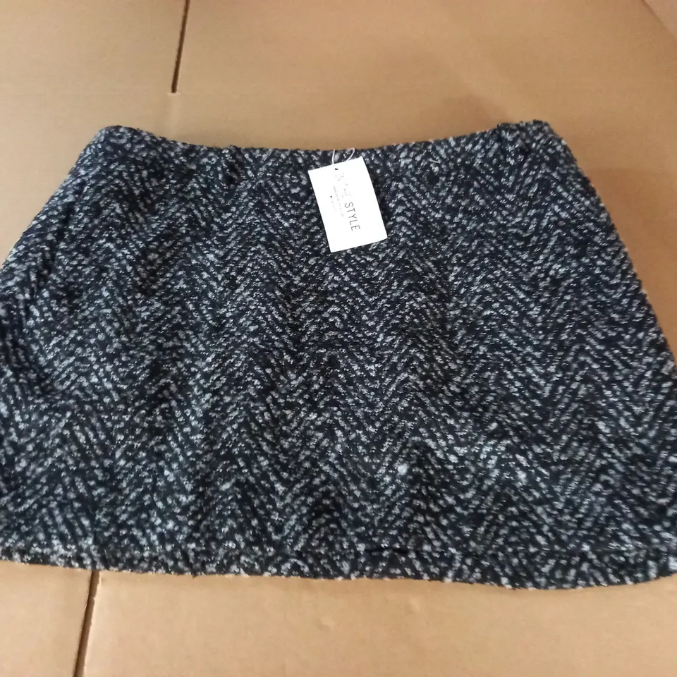 IN THE STYLE SKIRT - UK 18