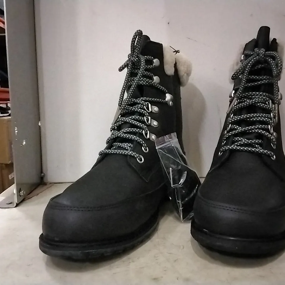 BOXED EMU AUSTRALIA UNISEX BOOTS , BLACK , SIZE UK 6  , 4 PAIRS 