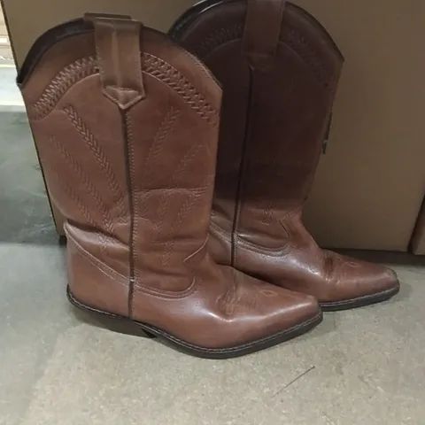 MEN'S LEATHER COWBOY BOOTS – (EU 37)
