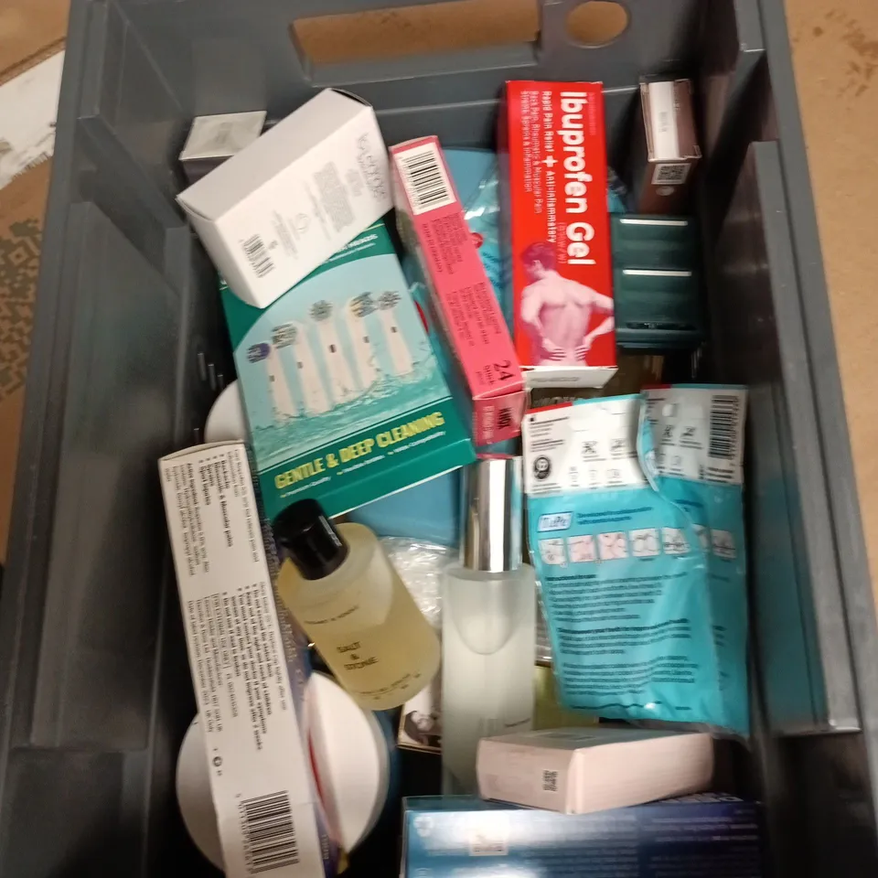 APPROXIMATEY 20 ASSORTED HEALTH AND BEAUTY PRODUCTS TO INCLUDE PECKSNIFFS SLEEP THERAPY BATH SOAK, MANCAVE WILD MINT SHOWER GEL, THE ORDINARY HYALURONIC ACID 2% + B5 ETC 