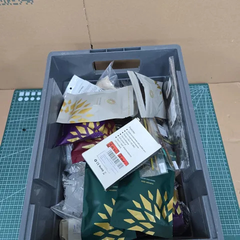 TOTE OF APPROXIMATELY 20 ASSORTED ITEMS TO INCLUDE: AIRSOFT SPEED LOADER 