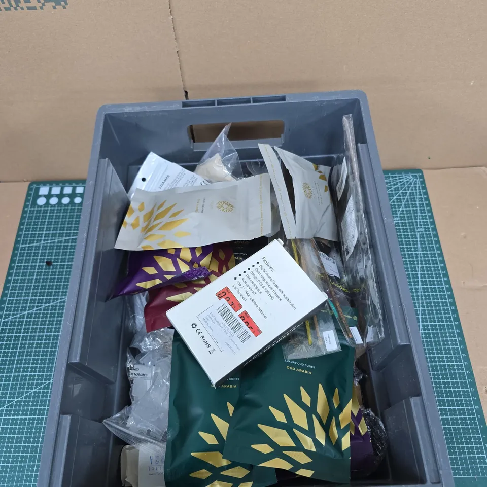 TOTE OF APPROXIMATELY 20 ASSORTED ITEMS TO INCLUDE: AIRSOFT SPEED LOADER 