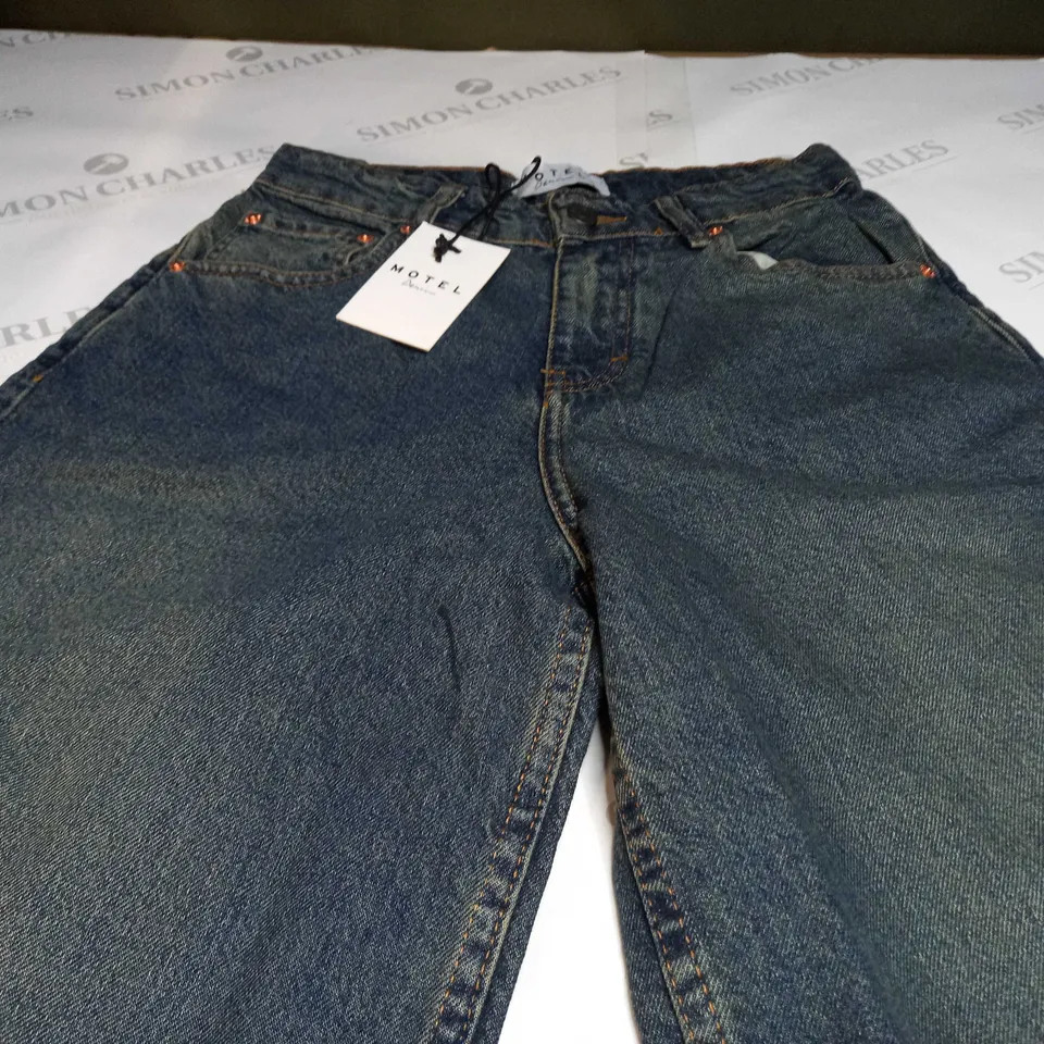 MOTEL DENIM ROOMY MID RISE LONG JORTS IN BROWN/BLUE ACID - W26 L34