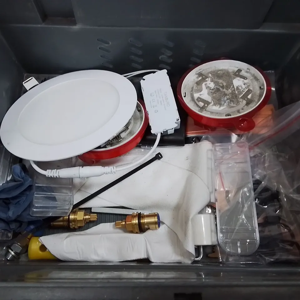 LOT OF ASSORTED HOUSEHOLD ITEMS TO INCLUDE SPICE RACK, CIRCULAR CUTTING BLADES, INSTANT NAILS, WET WIPES AND VARIOUS FITTINGS