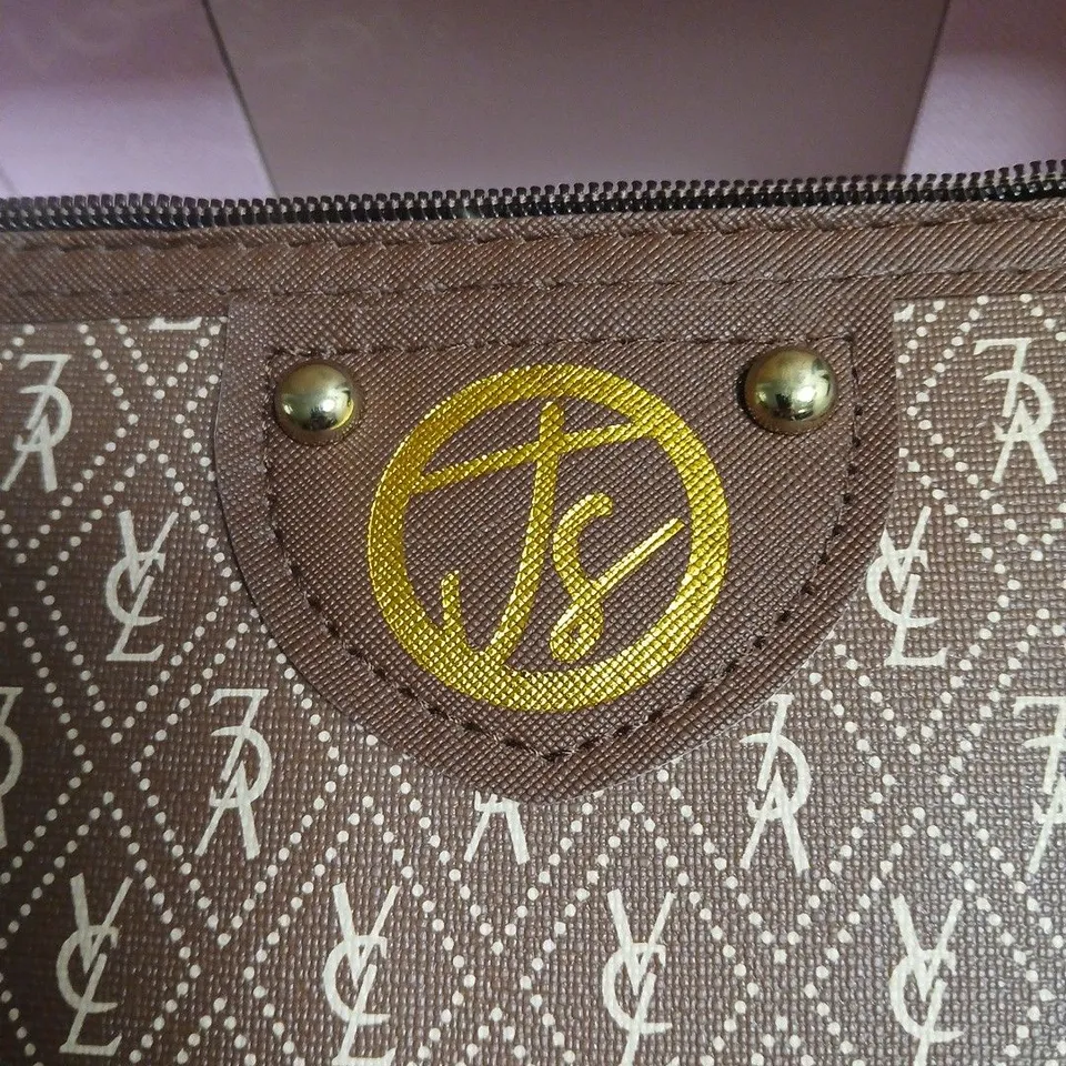 VANITY/BEAUTY CASE WITH PINK LINING AND MIRROR