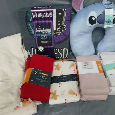 BOX OF APPROXIMATELY 10 ASSORTED BEDDING & SOFT FABRICS ITEMS TO INCLUDE - STITCH TRAVEL PILLOW - BATH TOWEL - WEDNESDAY KING DUVET SET - ETC