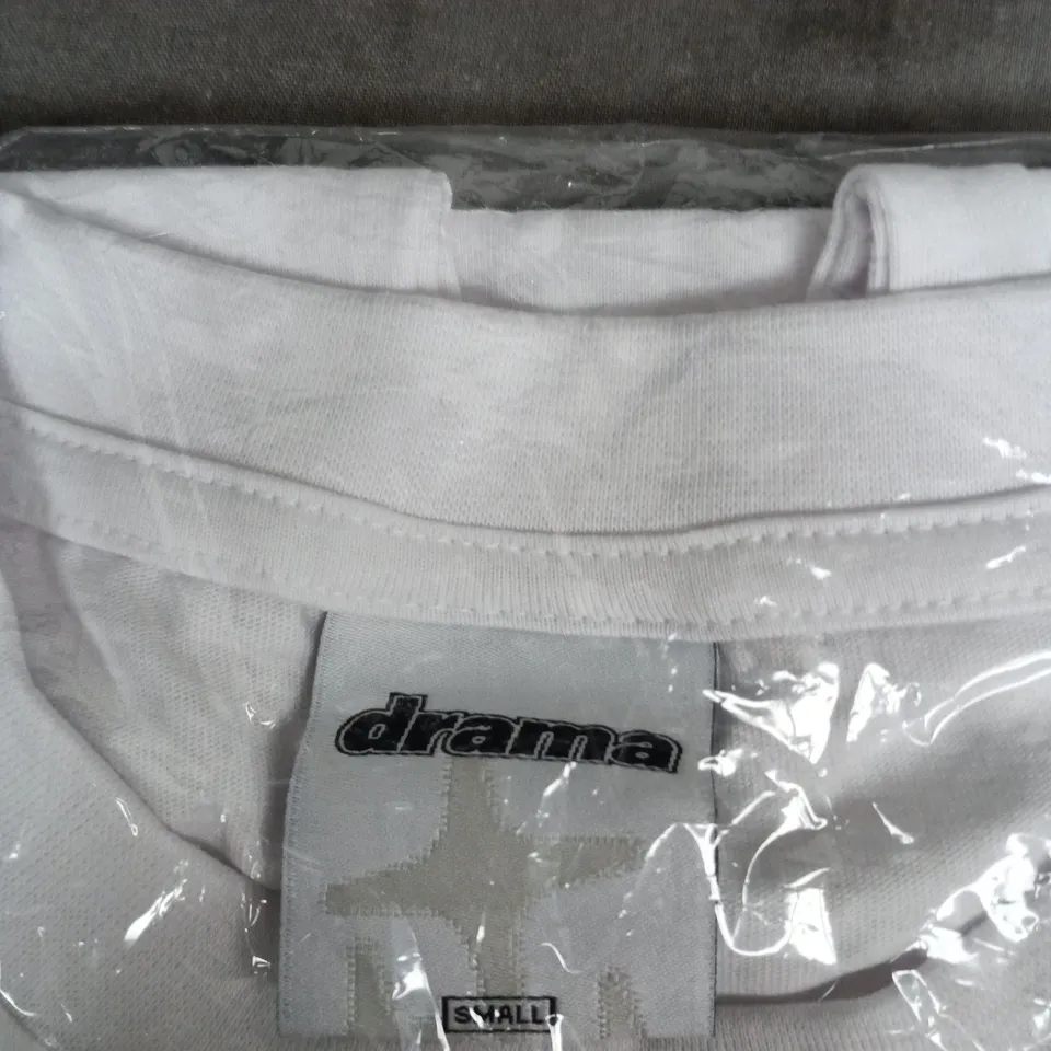 DRAMA STAFF TEE IN WHITE SIZE S
