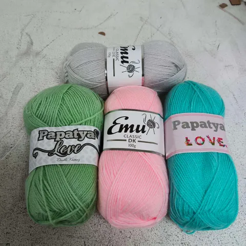 APPROXIMATELY 15 ASSORTED KNITTING YARN ROLLS IN VARIOUS COLOURS