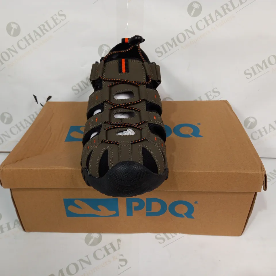 BOXED PAIR OF PDQ TOGGLE FASTENING TRAIL SANDALS IN TAUPE/ORANGE SIZE 8