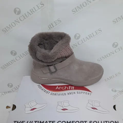 UNBOXED SKETCHERS ARCHFIT LINED FUR BOOTS SIZE 7