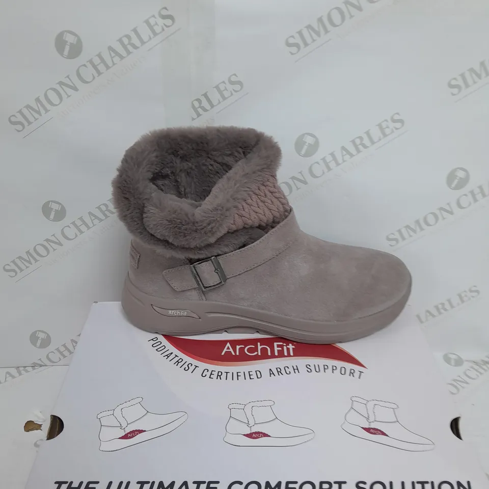 UNBOXED SKETCHERS ARCHFIT LINED FUR BOOTS SIZE 7
