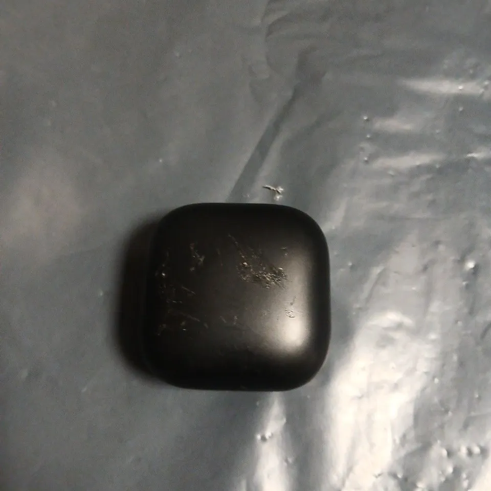 WIRELESS EARBUDS IN BLACK CHARGING CASE