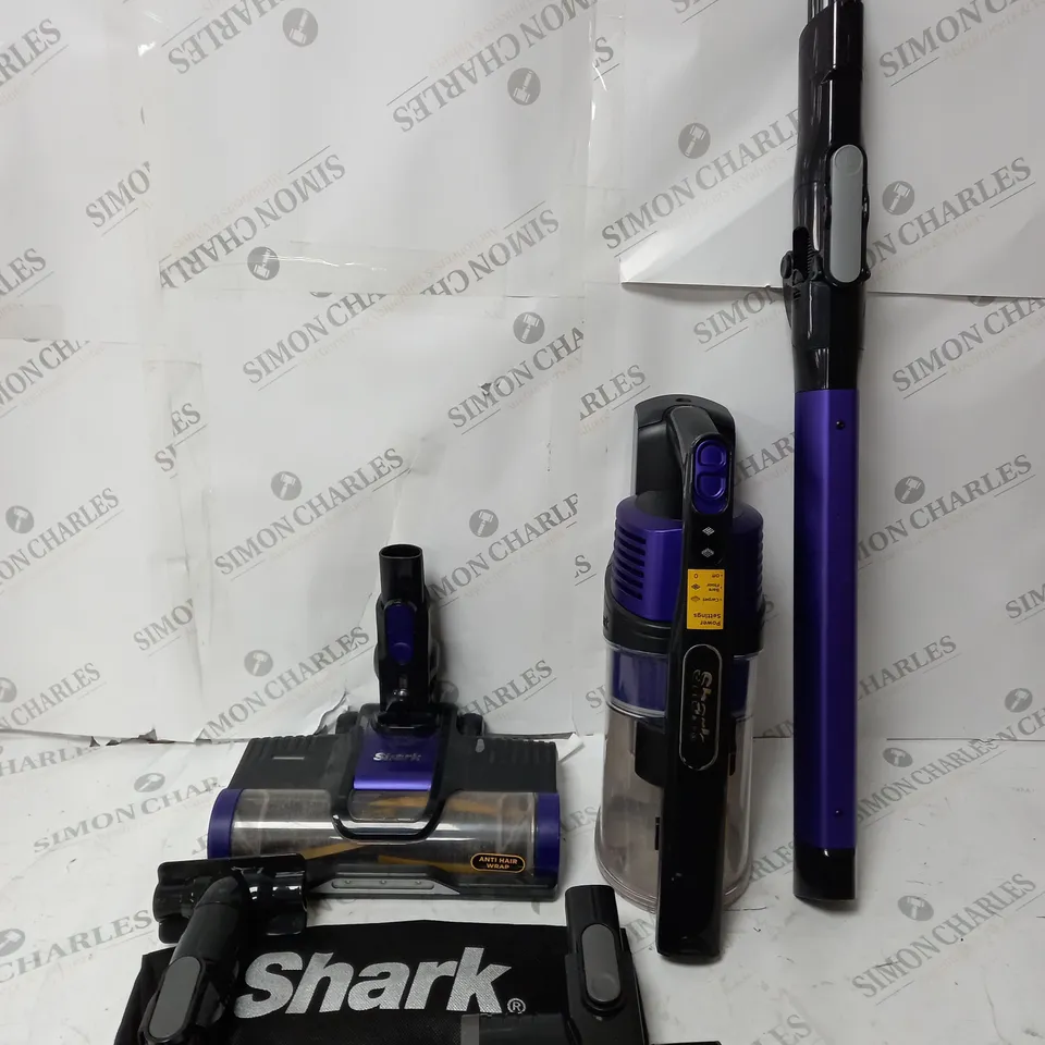 BOXED SHARK ANTI HAIR WRAP CORDLESS PET VACUUM CLEANER IZ202UKT