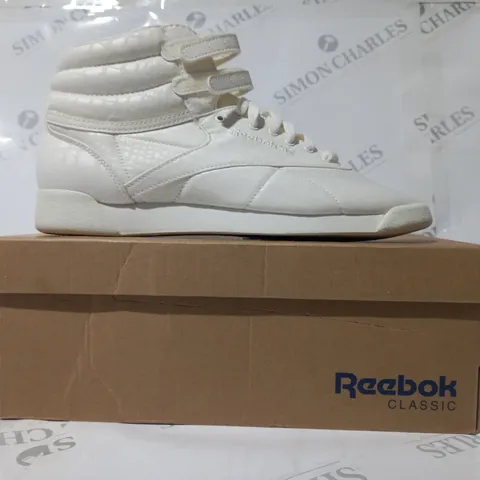 BOXED PAIR OF REEBOK CLASSIC AZTEC OG SHOES IN WHITE UK SIZE 8
