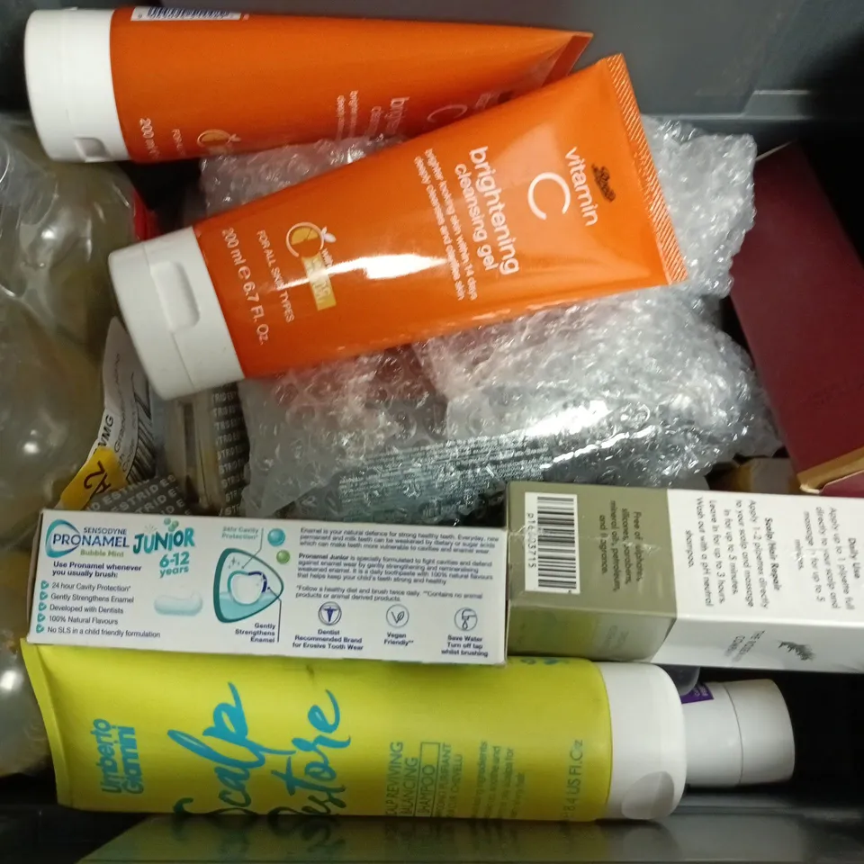 APPROXIMATELY 15 ASSORTED HEALTH & BEAUTY PRODUCTS TO INCLUDE FENTY SKIN TOTAL CLEANS'R, UMBERTO GIANNINI SCALP RESTORE, SASYNSAVY ROSE LAVENDER, ETC - COLLECTION ONLY