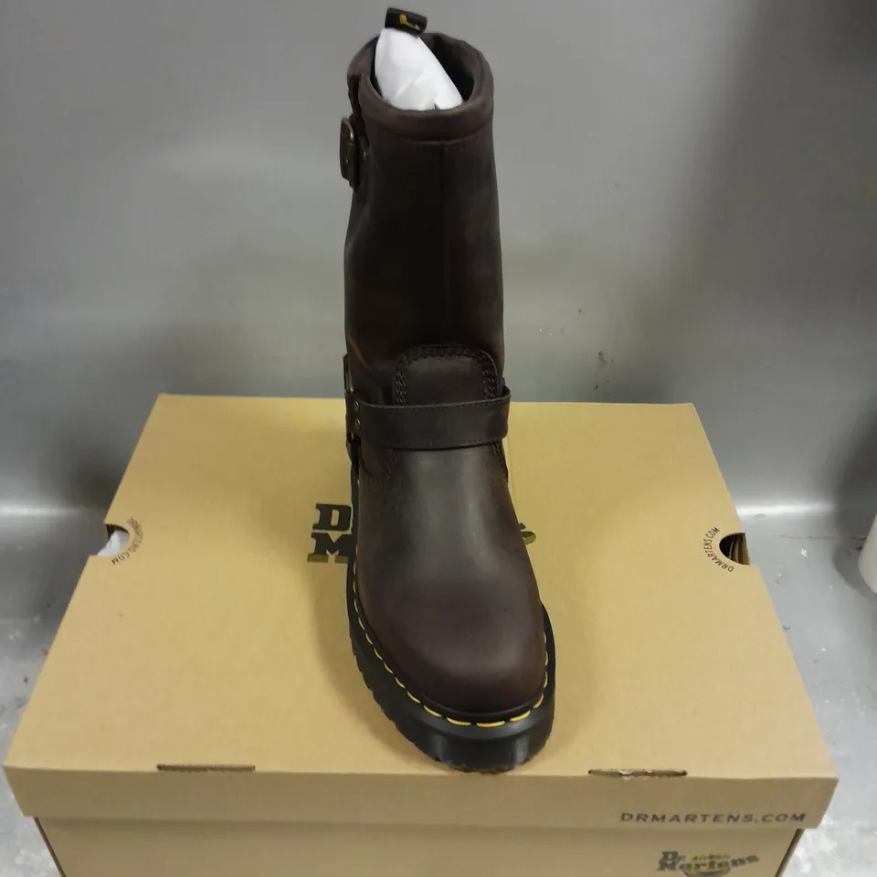 BOXED PAIR OF DR MARTENS ANISTONE HI BIKER BOOTS IN BROWN SIZE 7