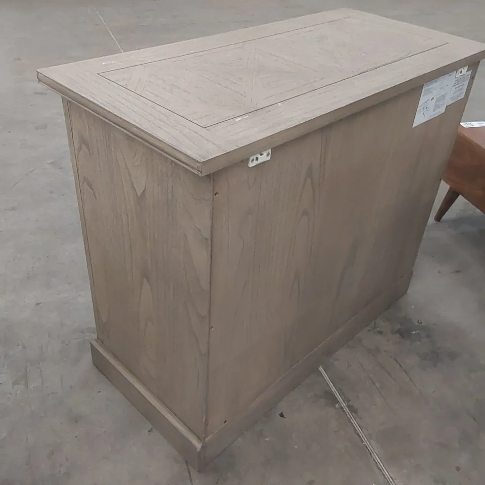 HELI SOLID WOOD 2 - DOOR CABINET
