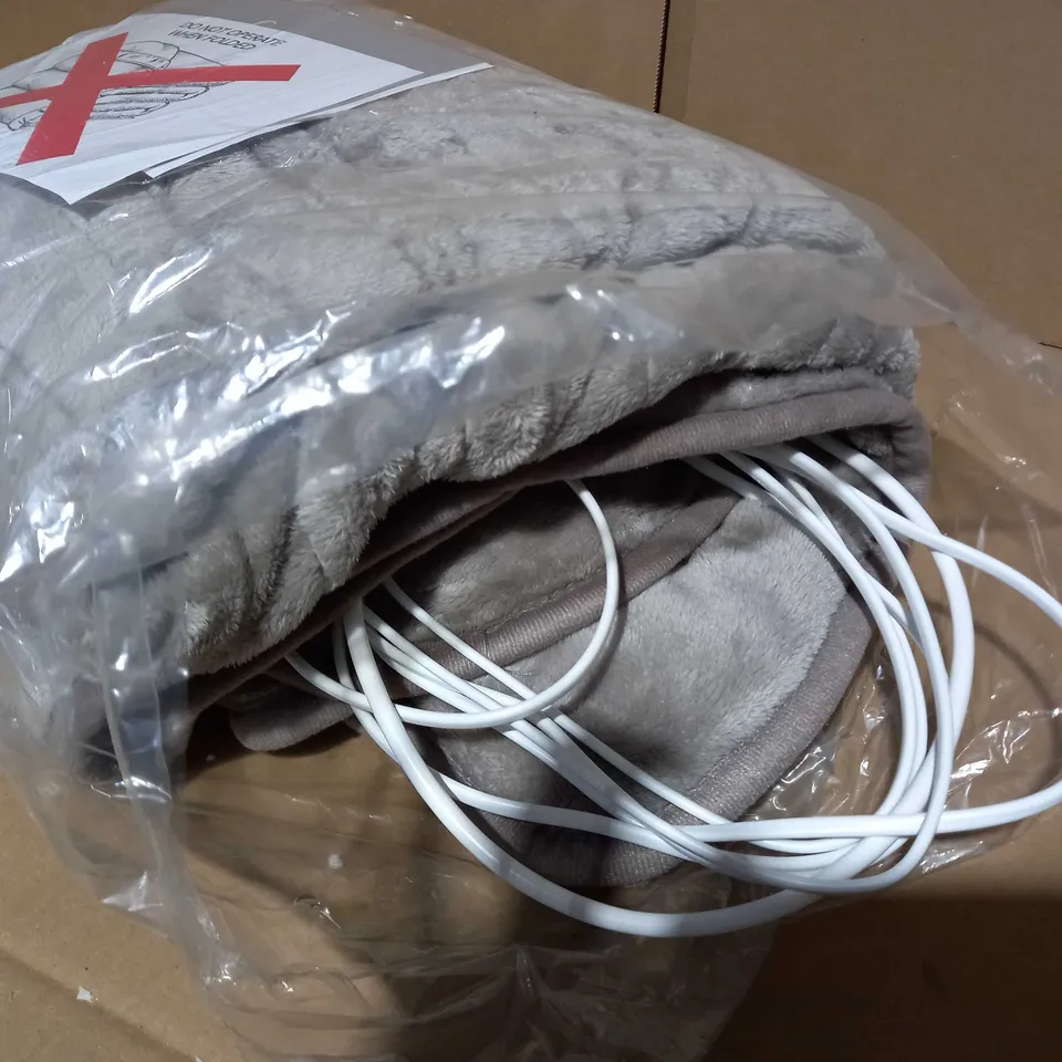  COZEE HOME HEATED PLUSH WASHABLE THROW - SILVER GREY