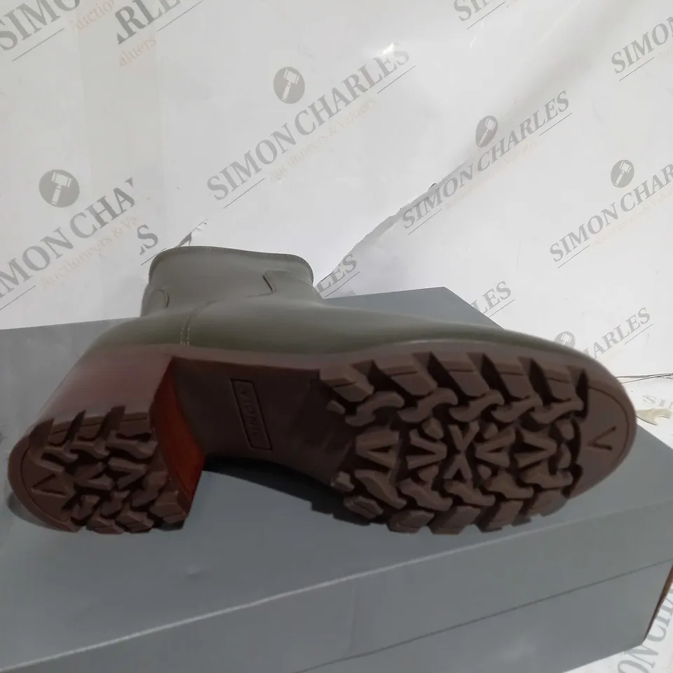 BOXED PAIR OF VIONIC SLIPPERS - UK SIZE 7