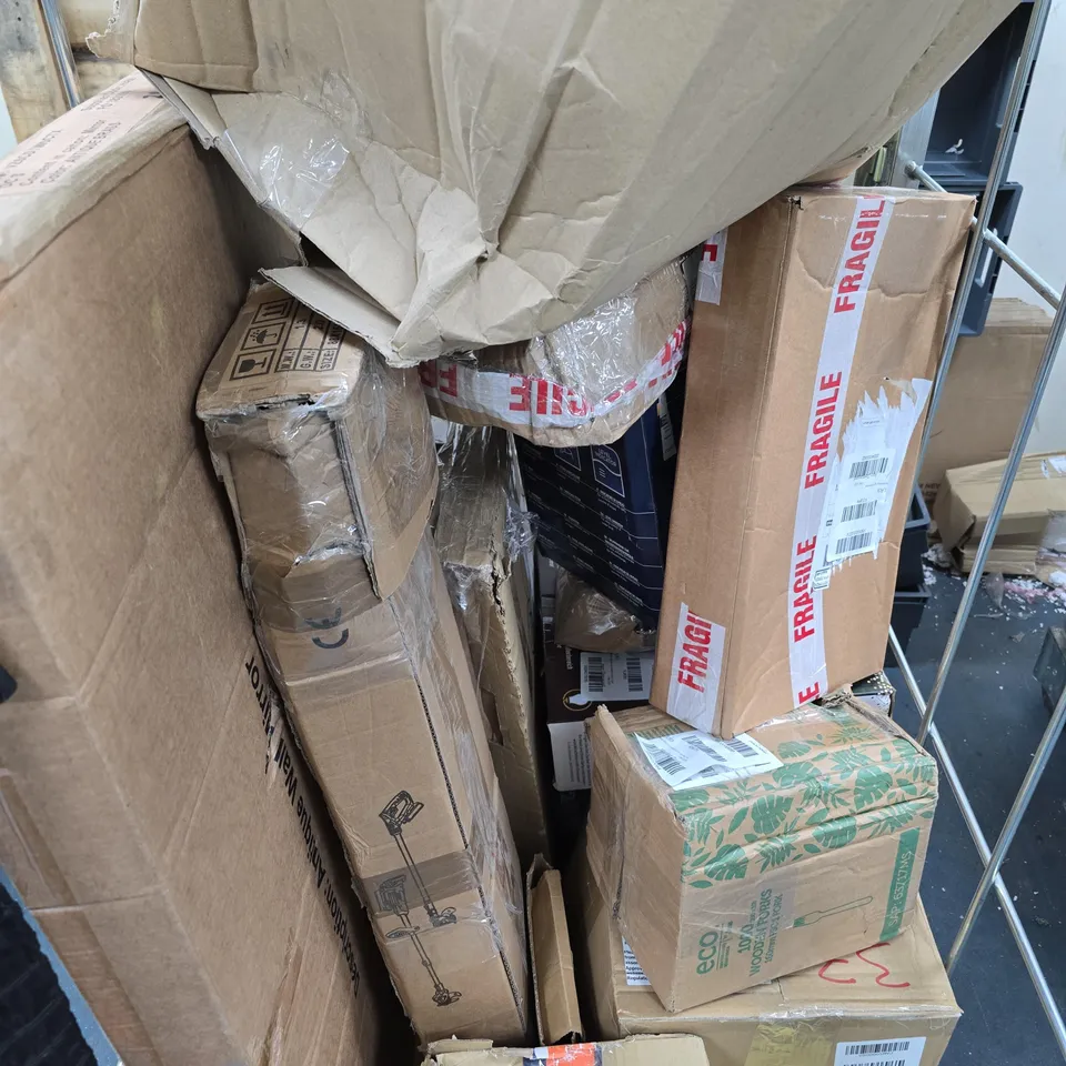 APPROXIMATELY 10 ASSORTED HOUSEHOLD PRODUCTS TO INCLUDE HOME DECOR, MIRROR, TOOLS ETC 