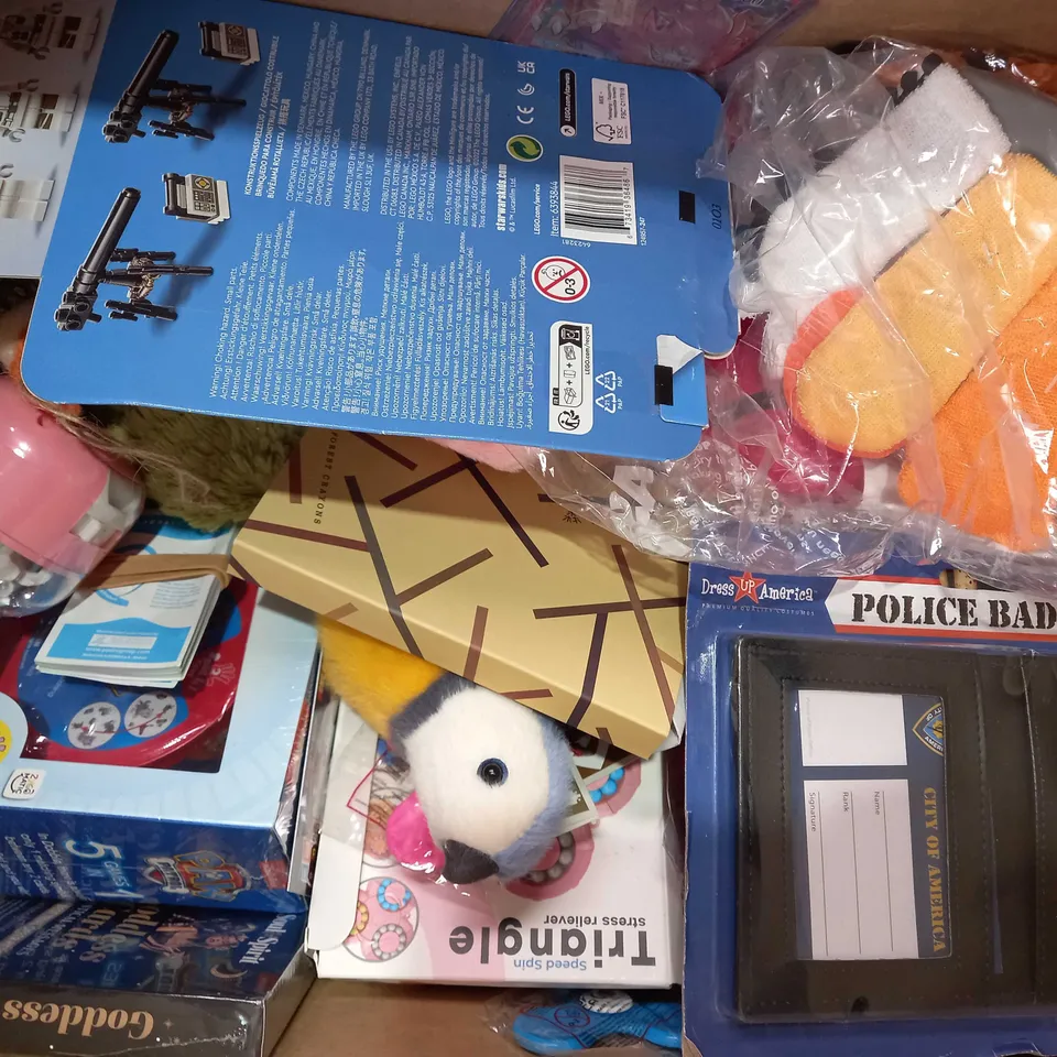 BOX OF APPROXIMATELY 20 ASSORTED TOYS AND GAMES TO INCLUDE JUMBO WAX CRAYONS, PEACHY'S SLIME, ETC