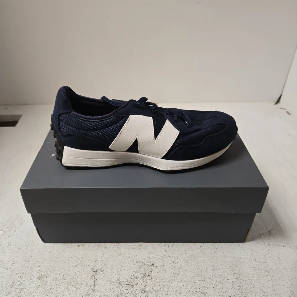NEW BALANCE NAVY SNEAKERS WITH WHITE N LOGO – 5