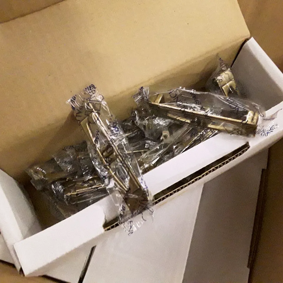 PALLET OF BRAND NEW HOMEWARE STOCK INCLUDING HALOGEN WALL LIGHT & DRAWERS HANDLES