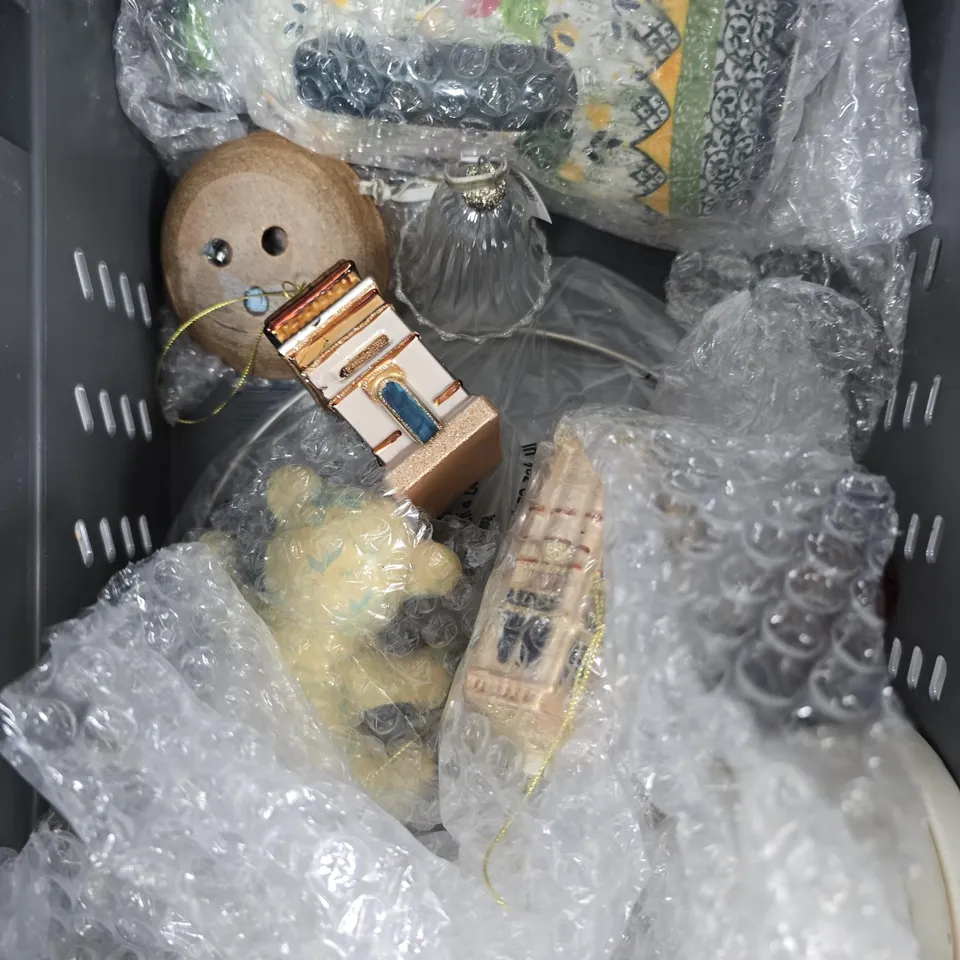 APPROXIMATELY 10 ASSORTED HOUSEHOLD PRODUCTS TO INCLUDE COASTERS, PICTURE FRAME, HOME DECOR ETC 