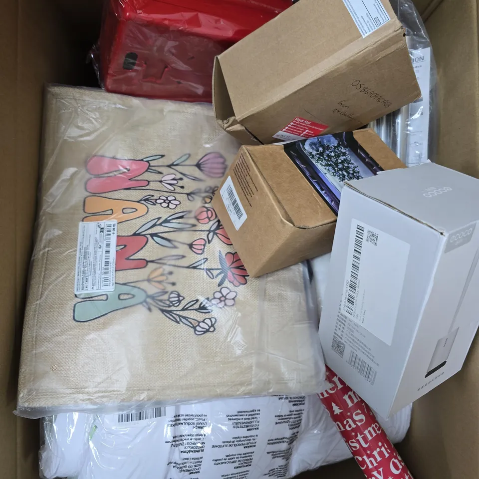 APPROXIMATELY 15 ASSORTED HOUSEHOLD PRODUCTS TO INCLUDE STORAGE BAG, WRAPPING PAPER, TOILET BRUSH ETC 