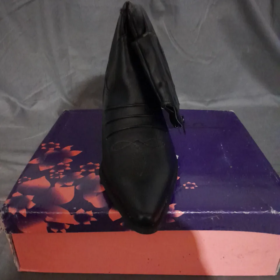 APPROXIMATELY 10 BOXED PAIR OF BOOTS TO INCLUDE SIZE 39EU