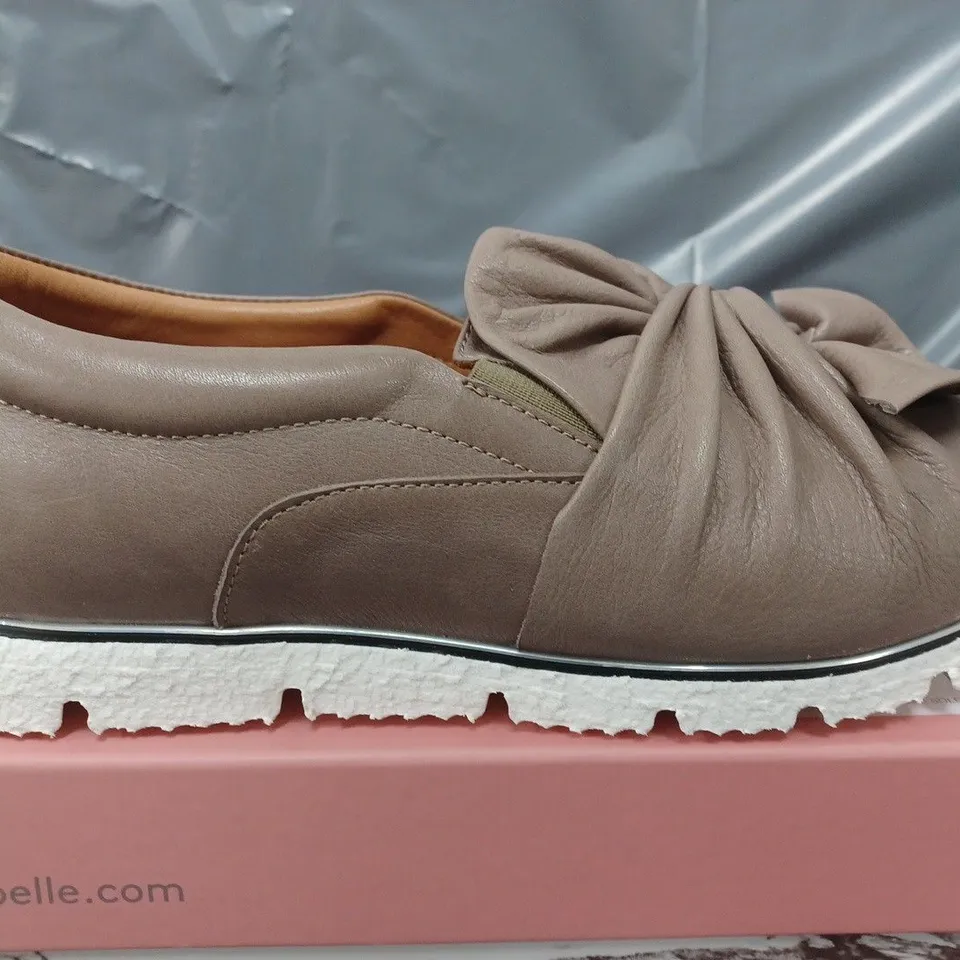 BOXED MODA IN PELLE ANETTE LEATHER BOW TWIST UPPER WITH FLEX SOLE TRAINERS IN TAUPE - SIZE 39