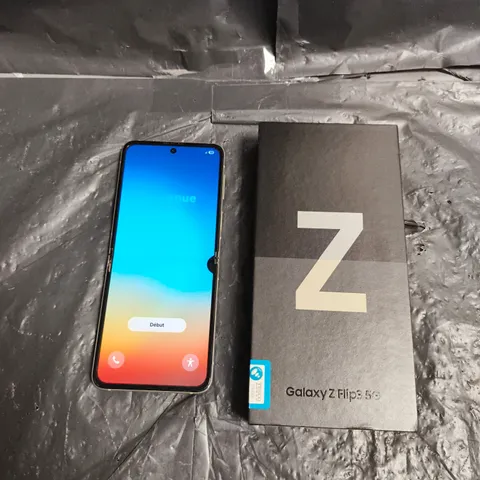 SAMSUNG GALAXY Z FLIP3 5G SMARTPHONE – CREAM
