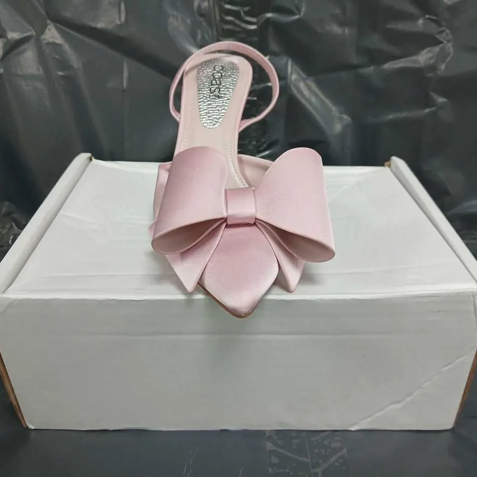 BOXED PAIR OF COAST POINTED TOE HEELED SANDALS IN PINK W. BOW DETAIL SIZE EU 39
