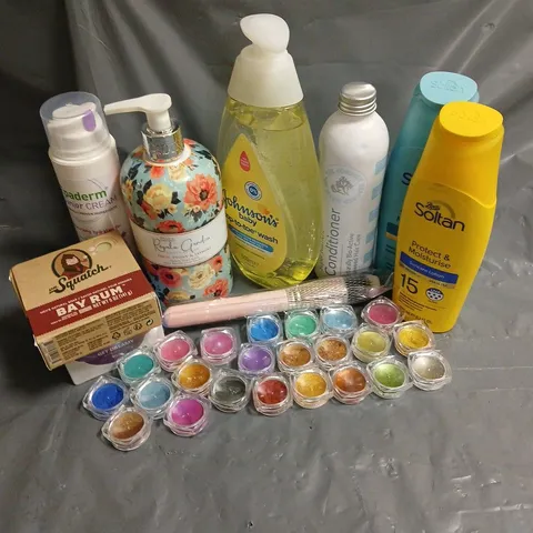 APPROXIMATELY 20 ASSORTED HEALTH & BEAUTY PRODUCTS TO INCLUDE - ASSORTED PIGMENTS, SOLTAN SUNCARE LOTION, JOHNSONS BABY WASH, ETC