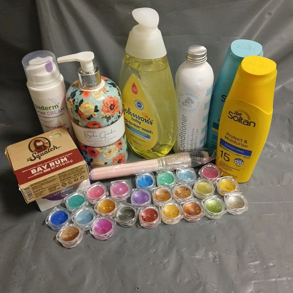 APPROXIMATELY 20 ASSORTED HEALTH & BEAUTY PRODUCTS TO INCLUDE - ASSORTED PIGMENTS, SOLTAN SUNCARE LOTION, JOHNSONS BABY WASH, ETC