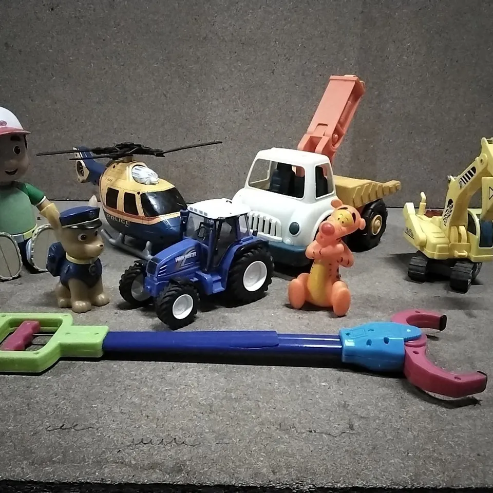 BOX CONTAINING LARGE AMOUNT OF CHILDREN'S TOYS