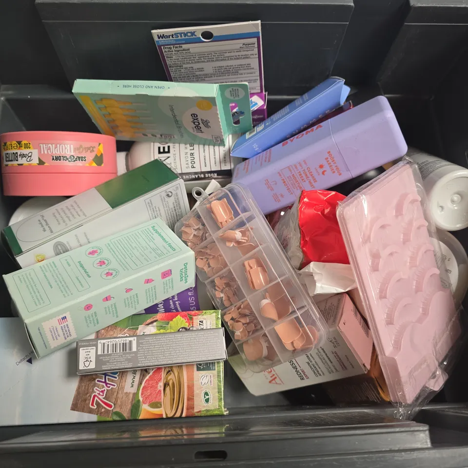 APPROXIMATELY 15 ASSORTED HEALTH & BEAUTY PRODUCTS TO INCLUDE SOAP & GLORY BODY WASH, NIVEA MEN DRY IMPACT, MANSCAPED CROP SOOTHER, ETC - COLLECTION ONLY