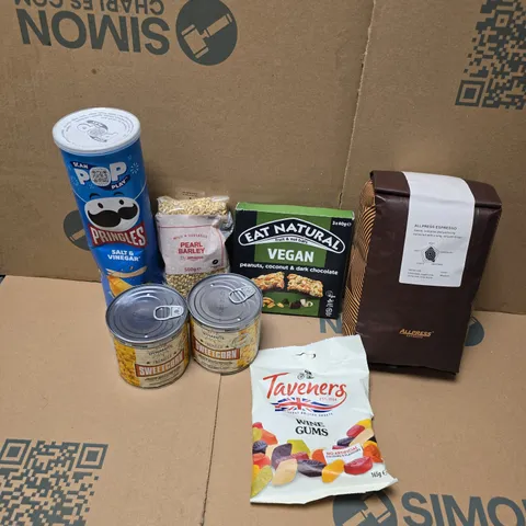 APPROXIMATELY 8 ASSORTED FOOD & DRINK ITEMS TO INCLUDE WINE GUMS, PRINGLES, SWEETCORN, ETC - COLLECTION ONLY