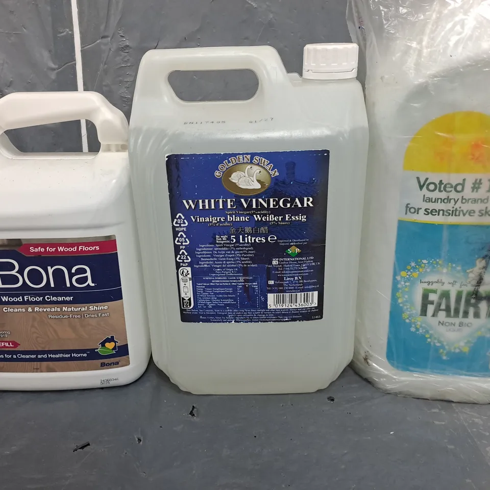 TOTE OF APPROXIMATELY 3 ASSORTED LIQUIDS TO INCLUDE - WHITE VINEGAR , BONA WOOD FLOOR CLEANER ETC